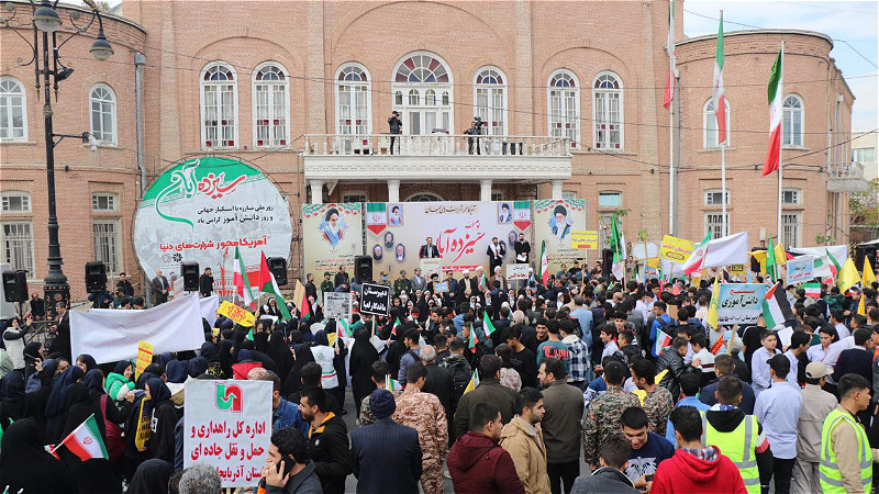 مردم ارومیه هم صدا با هم در راهپیمایی ۱۳ آبان ندای استکبارستیزی سردادند