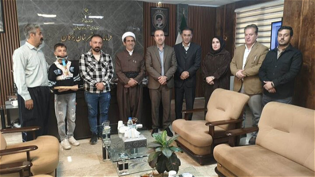 دلجویی از دانش آموز بوکانی توسط امام جمعه و فرماندار