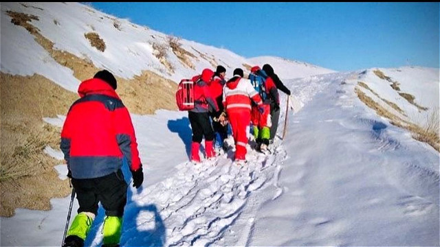 دوازده ساعت پیاده روی برای نجات بیمار بد حال در برف و کولاک 