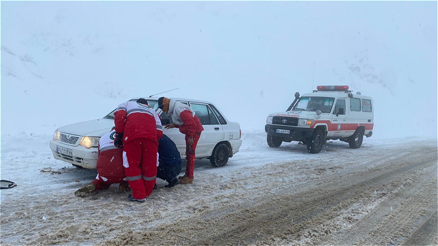 گرفتاری 120 خودرو در برف و کولاک محورهای آذربایجان غربی