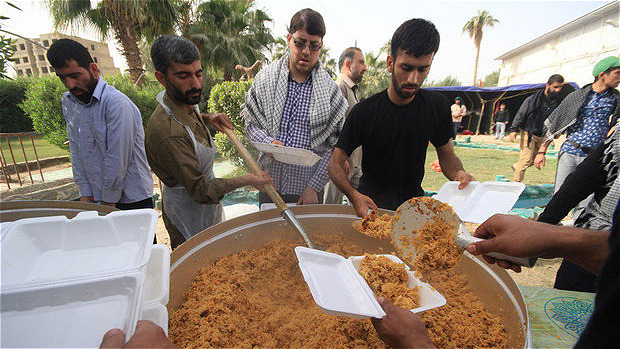 موکب اوقاف آذربایجان‌غربی ۱۰۰ هزار پُرس غذا بین زائران اربعین توزیع می‌کند