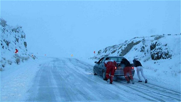 امدادرسانی هلال احمر به ۱۵خودرو گرفتار در کولاک برف