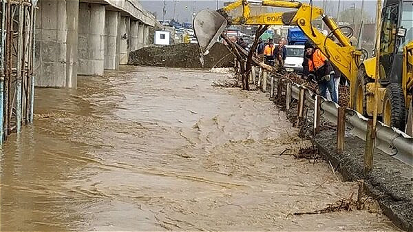 باران بارید و سیل در خیابان های ارومیه جاری شد