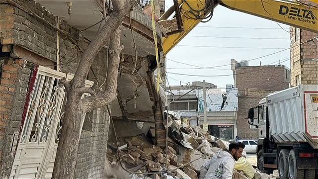  آغاز عملیات آواربرداری واحدهای مسکونی آسیب دیده در آذربایجان غربی 