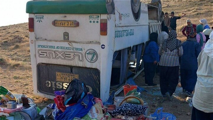 ۲۱ مصدوم در سانحه واژگونی مینی‌بوس در مهاباد