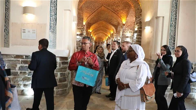 بازدید سفرا و دیپلماتهای خارجی از بازار تاریخی و مسجد جامع ارومیه