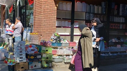 پیاده‌روهای ارومیه در محاصره بساط‌ها؛ عابران در جست‌وجوی راه عبور